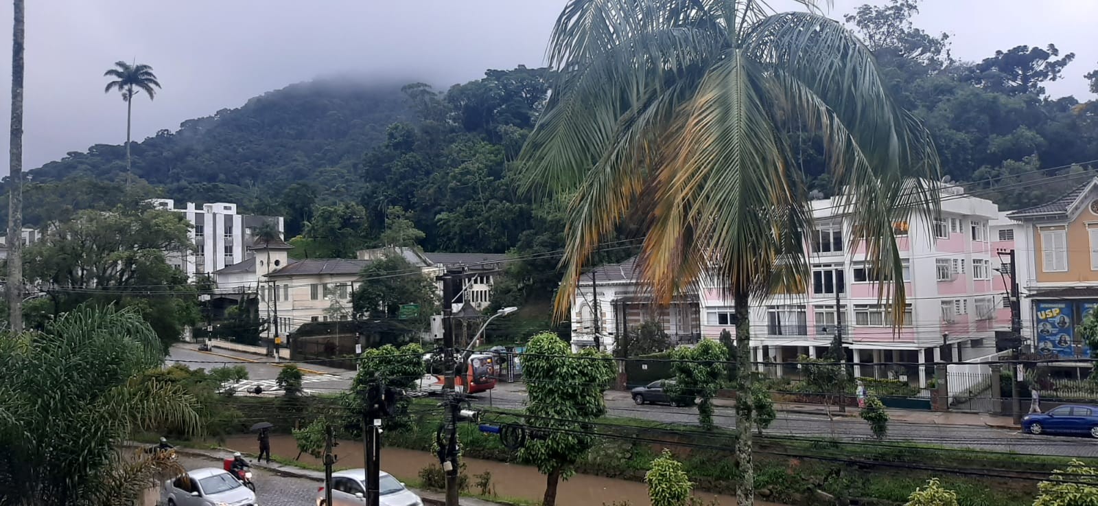 chuva-causa-queda-de-arvore-e-deslizamento-em-petropolis,-no-rj