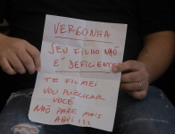 mae-de-autista-e-ameacada-com-bilhete-em-carro-apos-estacionar-em-vaga-para-pessoas-com-deficiencia-em-nova-friburgo