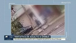 homem-e-agredido-em-nova-friburgo-apos-furtar-dinheiro-em-onibus,-segundo-ele,-para-‘inteirar’-valor-da-passagem;-video