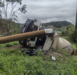 motorista-de-caminhao-morre-apos-bater-e-derrubar-poste-na-rj-242,-em-nova-friburgo