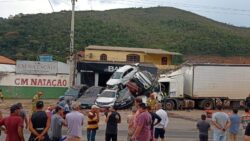 video:-caminhao-desgovernado-cria-‘montanha’-de-carros-amassados-apos-arrastar-veiculos-estacionados-no-rj