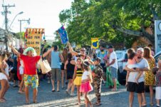 pre-carnaval-em-buzios:-fanfarra-‘nao-tem-agua-na-moringa’-promove-banho-de-mar-a-fantasia-neste-domingo