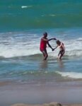 banho-de-humanidade:-salva-vidas-ajuda-irmaos-idosos-a-entrarem-no-mar-em-macae