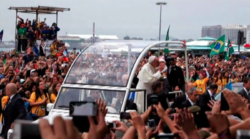 bebe-de-iguaba-grande-recebeu-bencao-do-papa-francisco-em-momento-historico-em-meio-a-multidao-em-2013